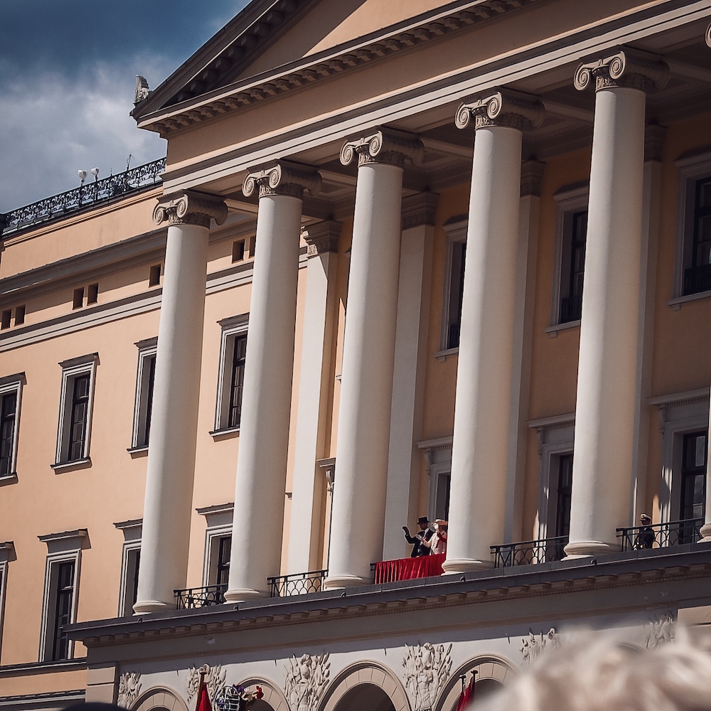 Am Nationalfeiertag von Norwegen winkt das Königspaar vom Balkon des Schlosses