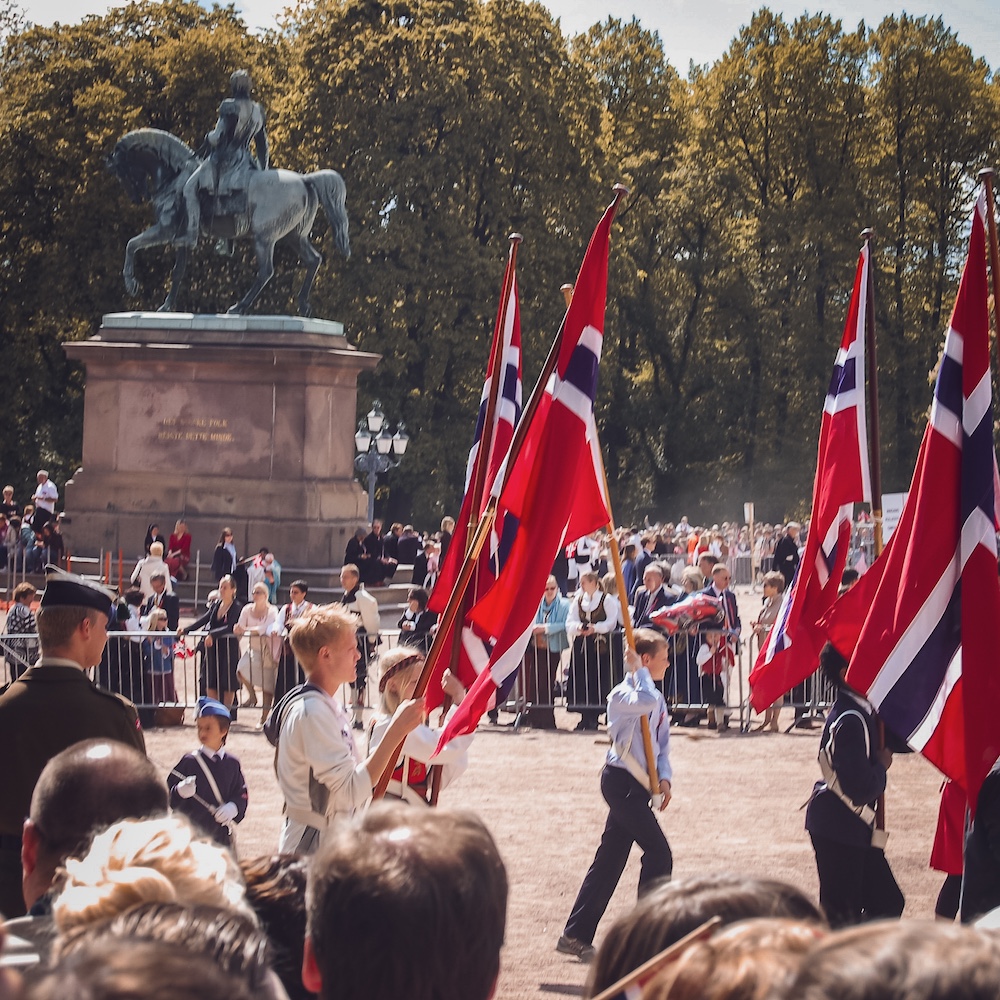 Am Nationalfeiertag von Norwegen schwingen Schüler Fahnen