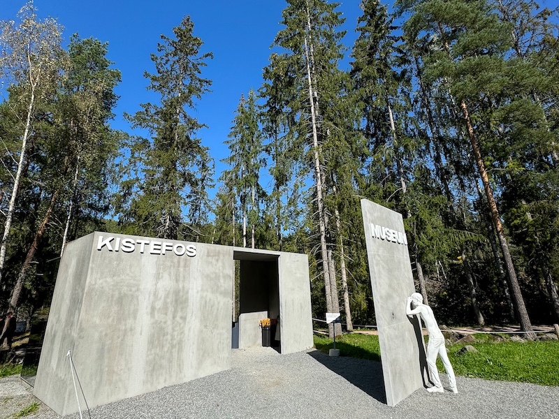 Eingang zu Kistefos als Betonbau im Wald