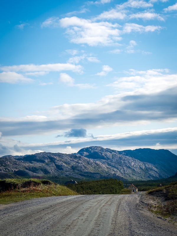 Der Bergzug auf der russischen Seite
