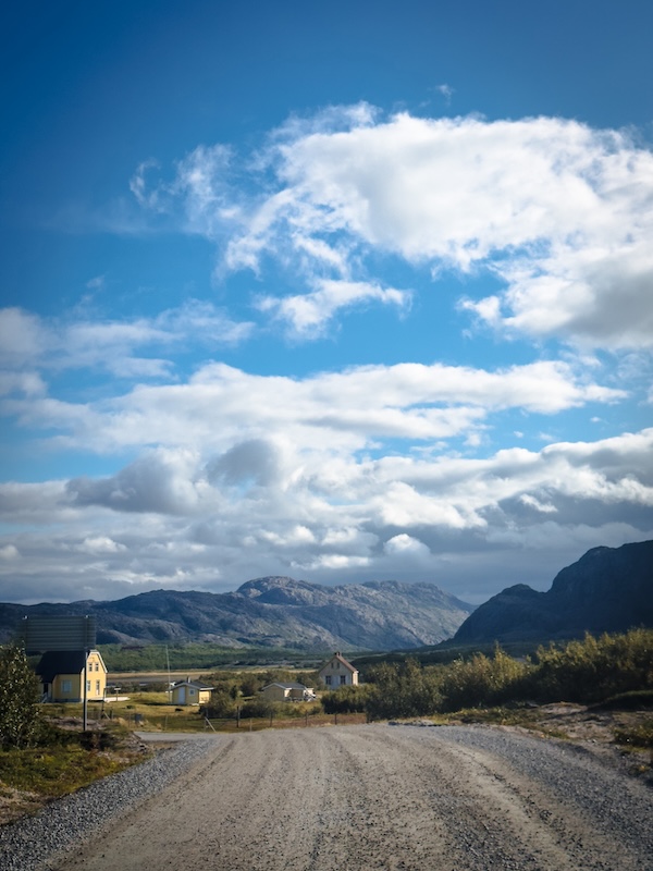 verlassene Gebäude im Dorf Grense Jakobselv