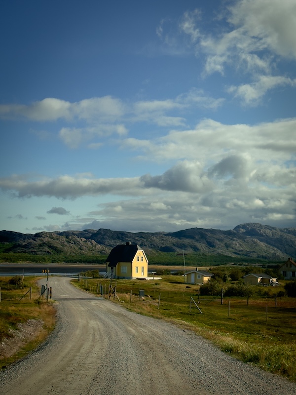 verlassene Gebäude im Dorf Grense Jakobselv