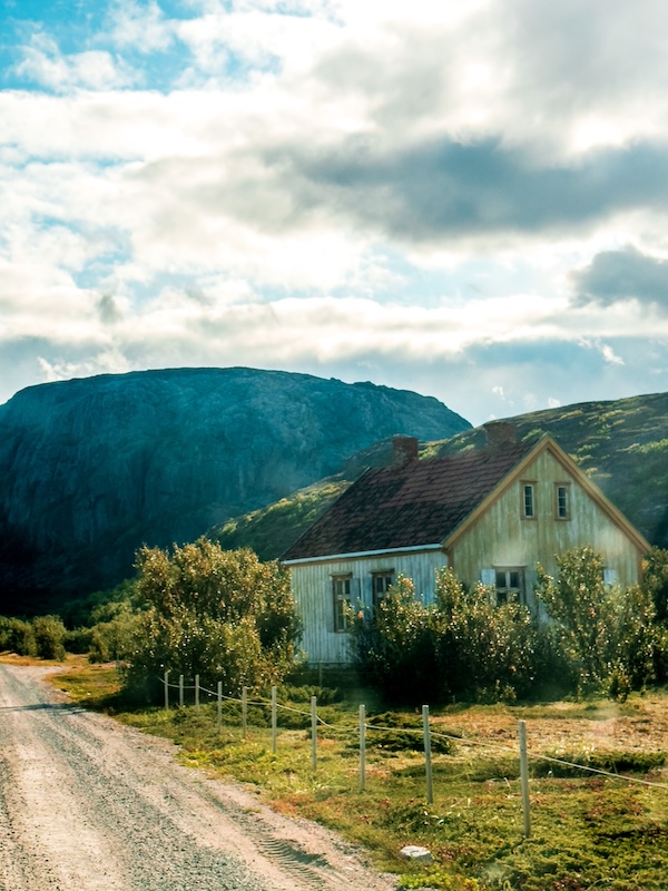 verlassene Gebäude im Dorf Grense Jakobselv
