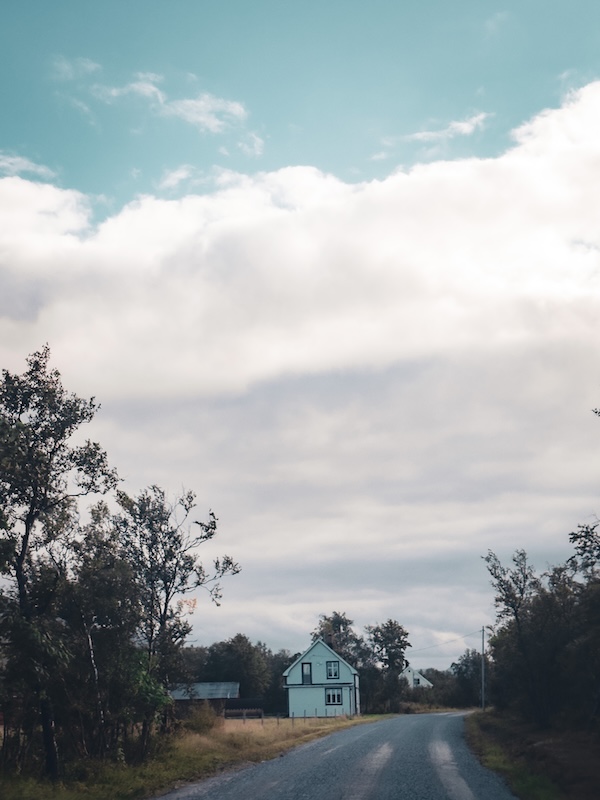 verlassene Gebäude im Dorf Grense Jakobselv